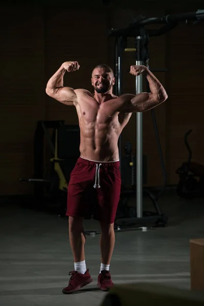 Jeune Homme Bonne Santé Debout Fort Dans Salle Gym Les — Photo