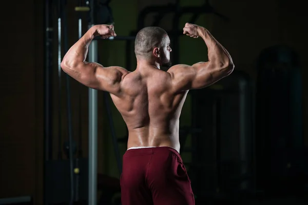 Retrato Jovem Fisicamente Apto Homem Mostrando Seu Corpo Bem Treinado — Fotografia de Stock