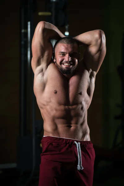 Retrato Jovem Fisicamente Apto Homem Mostrando Seu Corpo Bem Treinado — Fotografia de Stock