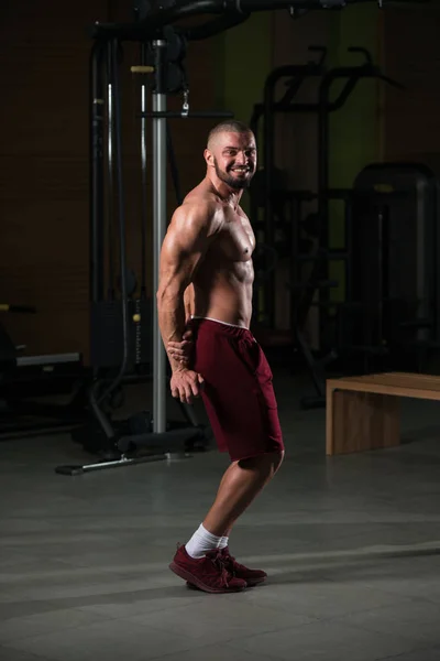 Jeune Homme Bonne Santé Debout Fort Dans Salle Gym Les — Photo