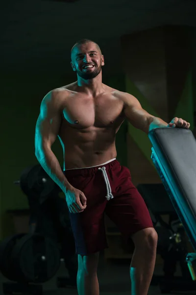 Guapo Buen Aspecto Atractivo Joven Con Cuerpo Muscular Relajante Gimnasio — Foto de Stock