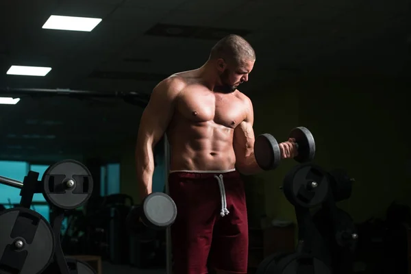 Atleta Trabalhando Fora Bíceps Ginásio Halteres Concentração Cachos — Fotografia de Stock