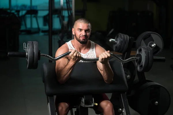 Muskulöser Mann Macht Krafttraining Für Den Bizeps Mit Langhantel Fitnessstudio — Stockfoto