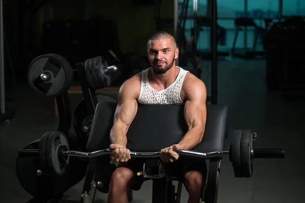 Muscular Man Gör Tung Viktövning För Biceps Med Skivstång Gym — Stockfoto