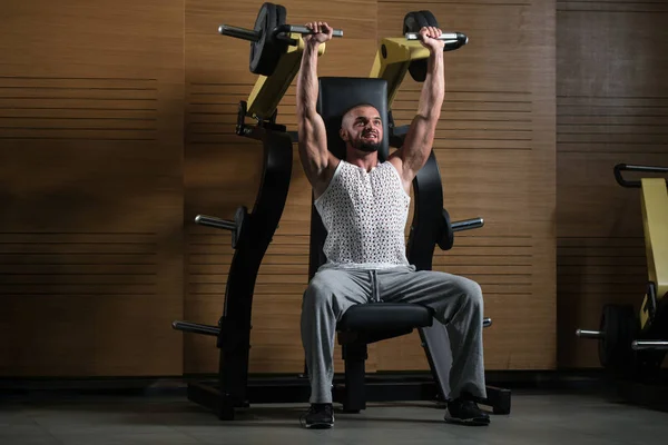 Kulturysta Przystojny Mięśni Fitness Robi Ciężkich Ćwiczeń Dla Ramion Maszynie — Zdjęcie stockowe