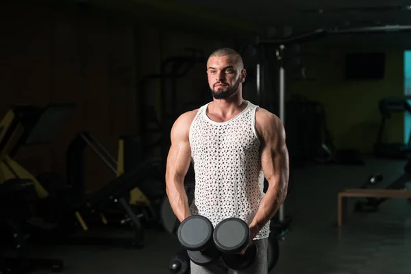 Çalışma Dışarı Bir Spor Salonu Dumbbell Konsantrasyon Omuz Adam Bukleler — Stok fotoğraf