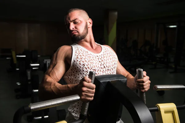 Atleta Guapo Haciendo Ejercicio Peso Pesado Para Volver Máquina —  Fotos de Stock