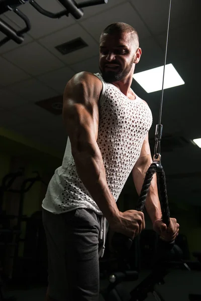 Homem Ginásio Exercício Seu Tríceps Máquina Com Cabo Ginásio — Fotografia de Stock