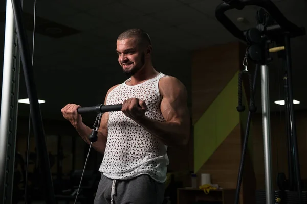 Hombre Gimnasio Haciendo Ejercicio Sus Bíceps Máquina Con Cable Gimnasio —  Fotos de Stock