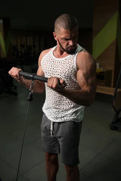 Homme Dans Salle Gym Exerçant Sur Ses Biceps Sur Machine — Photo