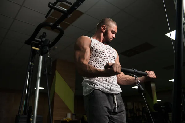 Hombre Gimnasio Haciendo Ejercicio Sus Bíceps Máquina Con Cable Gimnasio —  Fotos de Stock