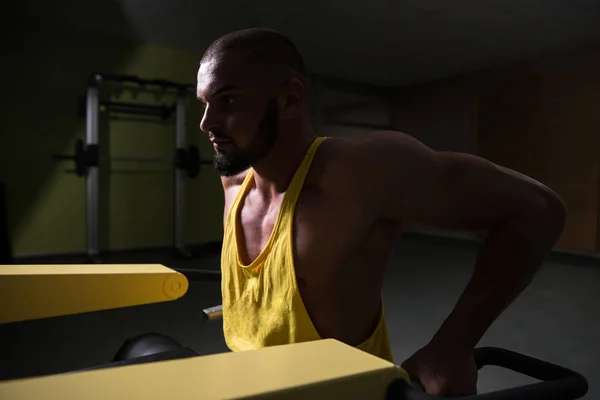 Trapezius Makinede Için Ağır Egzersiz Yapan Erkek — Stok fotoğraf