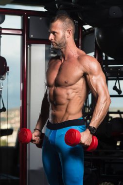 Pazı egzersiz bir spor salonunda Dumbbells ile