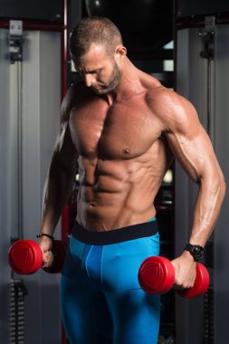 Pazı egzersiz bir spor salonunda Dumbbells ile