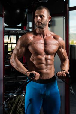 Vücut geliştirmeci egzersiz göğüste makine