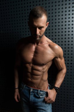 Duvara karşı kasların esneme modeli