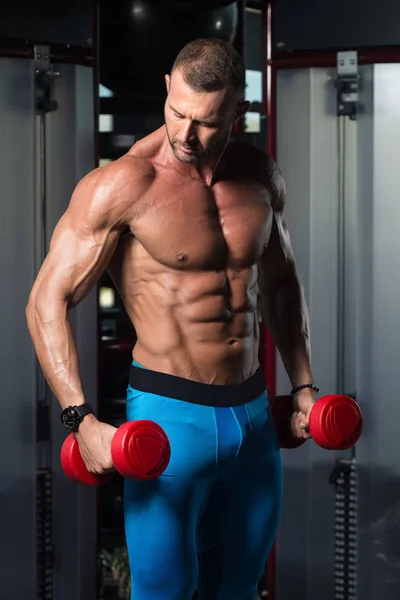 Hombre con sombrillas ejercitando bíceps — Foto de Stock