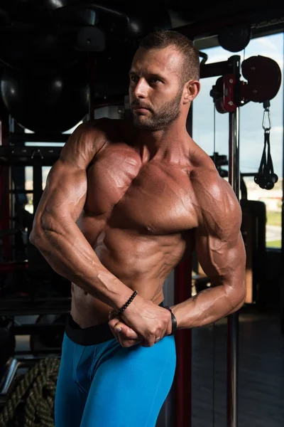 Bodybuilder in Seitenbrustpose — Stockfoto