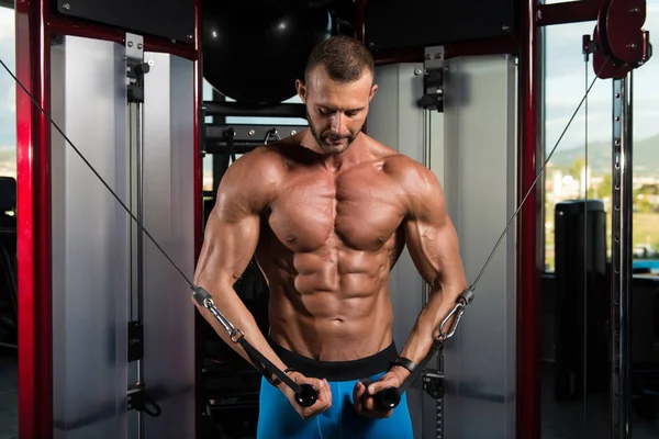 Bodybuilder trainiert Brust an Maschine — Stockfoto