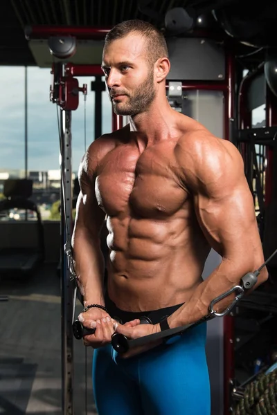 Hombre joven ejercitando el pecho en el gimnasio — Foto de Stock