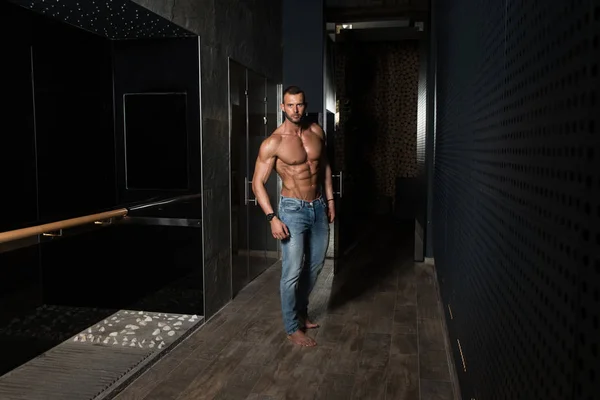 Retrato del hombre modelo parado en el corredor — Foto de Stock