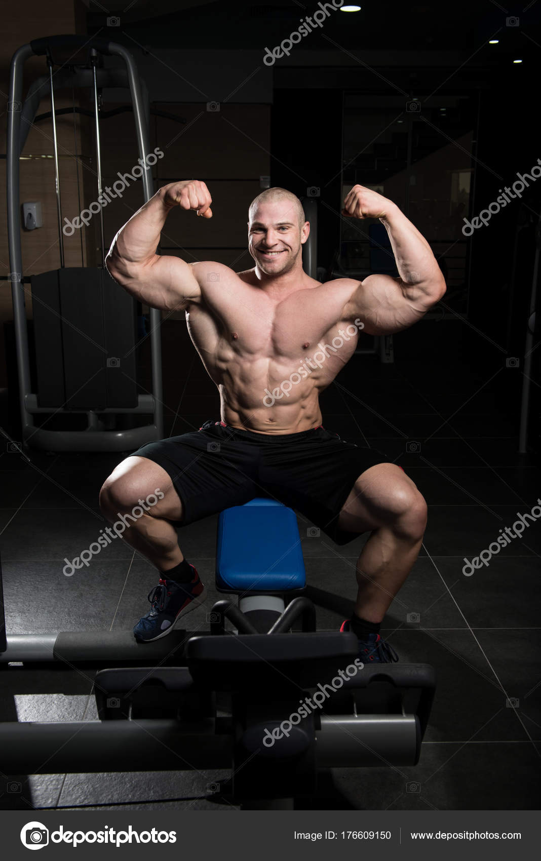 Stock Photo D'un Homme Musclé Forme Des Biceps Avec Des Haltères à La Salle  De Sport