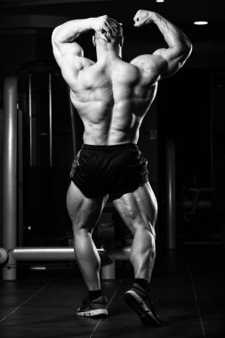 spor salonunda duran ciddi vücut geliştirmeci