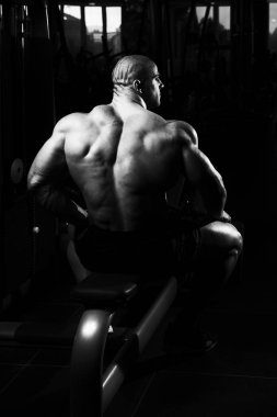 Dinlenme salonunda egzersiz sonrası kas adam