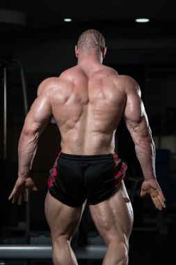 Kasların esneme sağlıklı genç adam