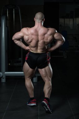 Kasların esneme sağlıklı genç adam