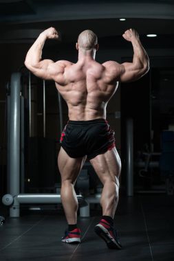 spor salonunda duran ciddi vücut geliştirmeci