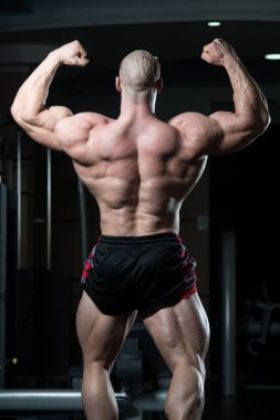 Kasların esneme sağlıklı genç adam