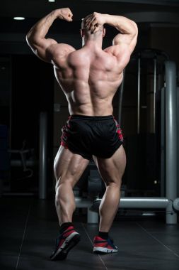 spor salonunda duran ciddi vücut geliştirmeci