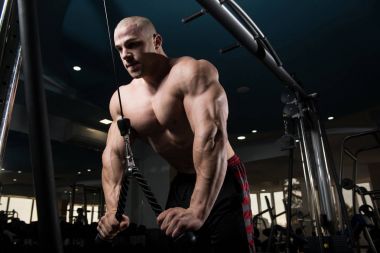 Kablosu ile Triceps için ağır egzersiz yaparak vücut geliştirmeci
