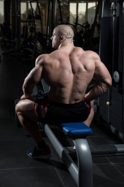 Dinlenme salonunda egzersiz sonrası kas adam