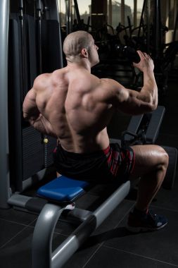 Şişeden su içen adam