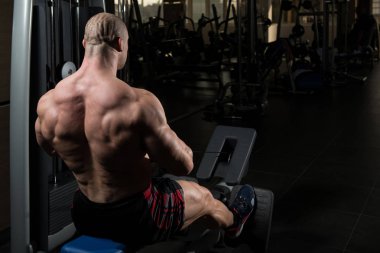 Spor salonunda egzersiz vücut geliştirmeci