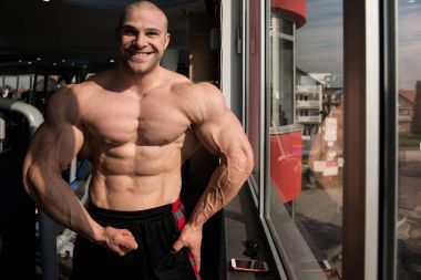 Bir Fitness kas adam portresi
