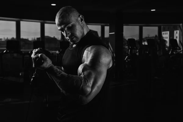 锻炼肱二头肌在健身房里的男人 — 图库照片