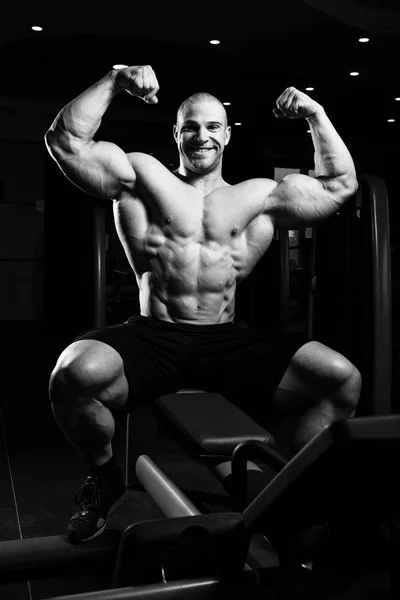 Hälsosam ung Man böjning muskler — Stockfoto