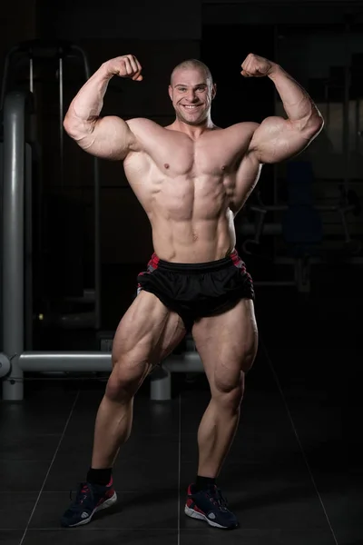 Ernstige bodybuilder permanent in de sportschool — Stockfoto