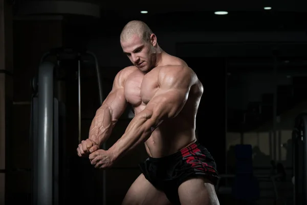 Handsome Muscular Man Flexing Muscles In Gym — Stock Photo, Image