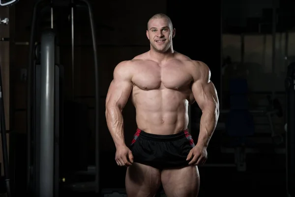 Retrato de un joven musculoso físicamente en forma —  Fotos de Stock