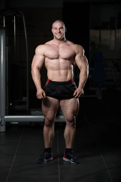 Ritratto di un uomo muscoloso fitness — Foto Stock