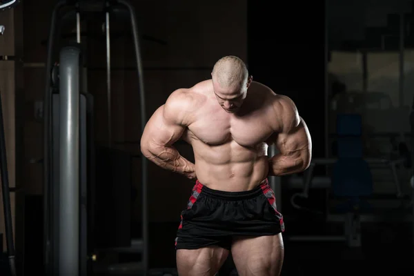 Healthy Young Man Flexing Muscles — Stock Photo, Image