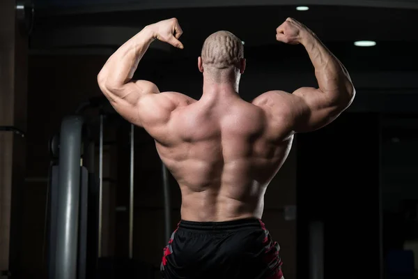 Står stark i gymmet — Stockfoto