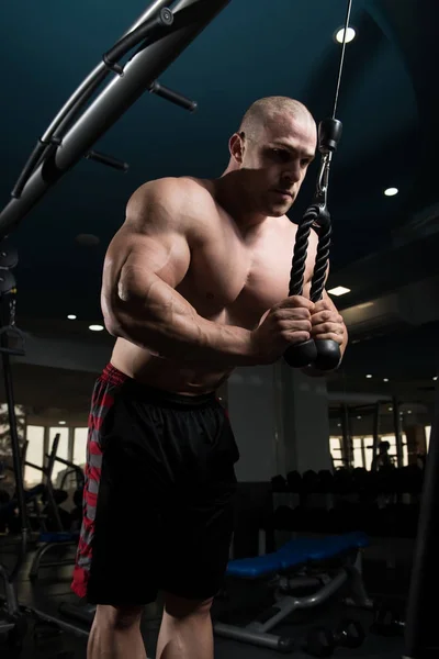 Homem exercendo tríceps no ginásio — Fotografia de Stock