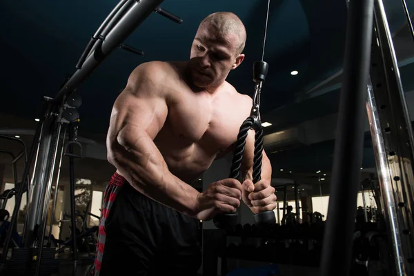 Ο άνθρωπος ασκεί Triceps στο γυμναστήριο — Φωτογραφία Αρχείου