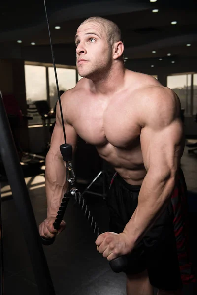 Hombre ejercitando tríceps en el gimnasio — Foto de Stock