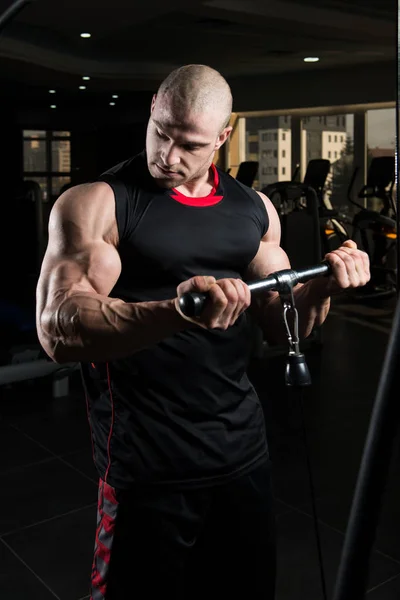 Culturista haciendo ejercicio de peso pesado para bíceps — Foto de Stock